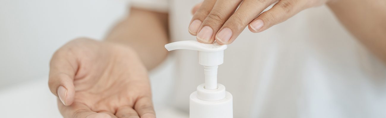 Women wearing white shirts that press the gel to wash hands to clean hands.